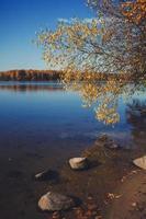 piedras en el lago azul foto