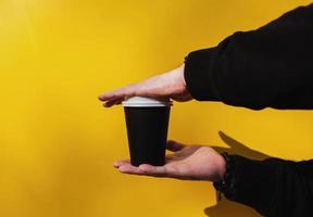 mano tomando una taza de café foto