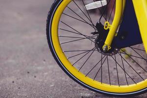 rueda de bicicleta amarilla vintage foto