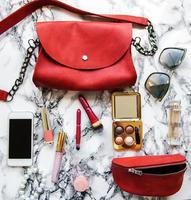 bolso de cuero rojo con accesorios foto