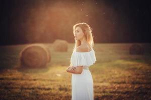 mujer tierna en campo foto