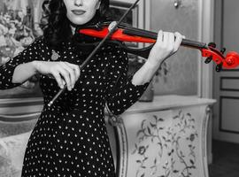 hermosa chica toca el violín foto