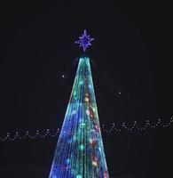 árbol de navidad que brilla intensamente foto