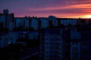 puesta de sol sobre la ciudad foto