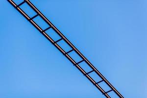 escalera contra el cielo azul foto