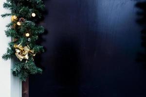 ramas de árboles de navidad con adornos foto