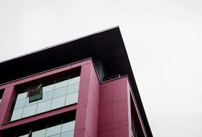 edificio de ángulo contra el cielo foto