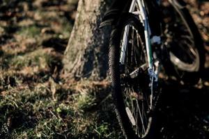 rueda de una bicicleta de montaña deportiva foto