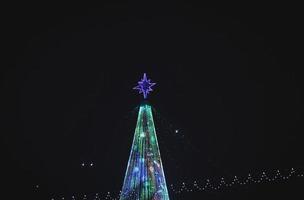 arbol de navidad en la noche foto