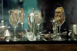 colección de corchos de vino en una copa de cristal foto