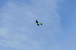 pequeño avión en el cielo foto