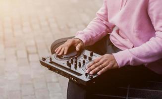 hombre dj con capucha tocando música foto