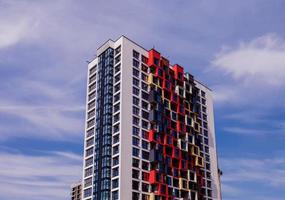 edificio residencial moderno con una fachada luminosa foto