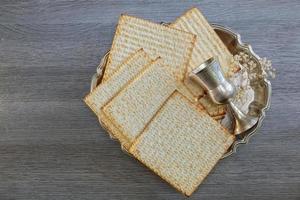 Pesach bodegón con vino y matzá pan de pascua judía foto