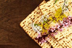Pesach bodegón con vino y matzá pan de pascua judía foto