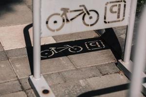 estacionamiento de bicicletas en la ciudad foto