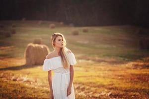 mujer feliz en el campo foto