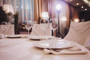 glasses and plates in the restaurant. photo