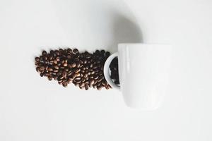 granos de café y una taza foto