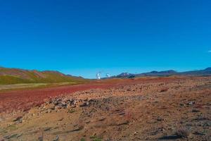 colorida zona geotérmica activa hverir cerca del lago myvatn en islandia, que se asemeja al paisaje del planeta rojo marciano, en verano y cielo azul. foto