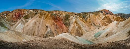 hermoso paisaje panorámico islandés de coloridas montañas volcánicas de arco iris landmannalaugar, en la famosa ruta de senderismo laugavegur con cielo azul en un día soleado en islandia. foto