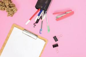 papelería para estudio aislado sobre fondo rosa foto