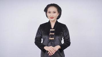 mujer asiática con kebaya negra se ve elegante aislada de fondo blanco foto