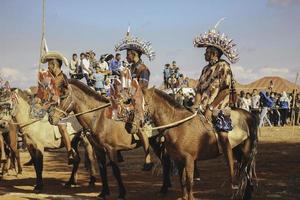 un hombre jinete con sombrero tradicional tilangga a caballo listo para competir con la cultura de la isla de memoria, este de nusa tenggara, indonesia. de memoria, indonesia - 23 de marzo de 2020 foto