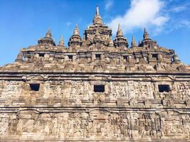 vista de cerca de candi plaosan o templo plaosan en el templo complejo plaosan con estupa. uno de los templos budistas javaneses ubicados en prambanan, klaten, indonesia. foto