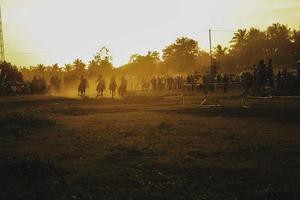 jóvenes jinetes en corredores de caballos en la cultura tradicional de carreras de caballos de hus de rote island, east nusa tenggara, indonesia. de memoria, indonesia - 27 de marzo de 2020 foto