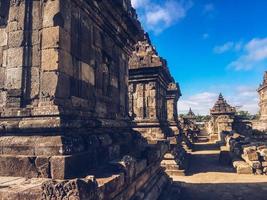 muchos pequeños templos en el templo complejo de plaosan con cielo azul y fondo de sol soleado. uno de los templos budistas javaneses ubicados en prambanan, klaten, java central, indonesia. foto