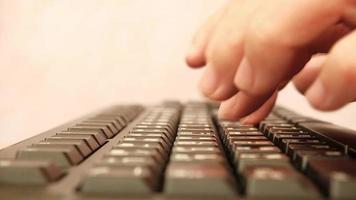 close-up vinger typen toetsenbord op tafel en bedrijfsconcept, marco toetsenbord achtergrond video
