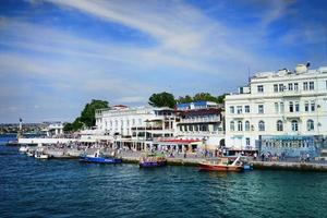 sebastopol, crimea - 12 de junio de 2016-cityscape con vistas y frente al mar foto