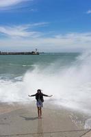 yalta, crimea-30 de mayo de 2018- terraplén de la ciudad durante una tormenta y gente en el fondo de las olas. foto