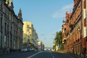 vladivostok, rusia-12 de junio de 2020-paisaje urbano con vistas a las calles y la arquitectura. foto