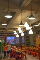 sochi, rusia-14 de junio de 2018-el interior del buffet rojo de la cafetería de la ciudad por la noche con iluminación de tubo. foto