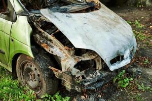 exterior del automóvil quemado, incendio del vehículo debido a un cortocircuito, incendio provocado, vehículo de motor dañado por el fuego, incendio del automóvil foto