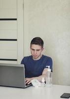 el hombre trabaja en una computadora en casa foto