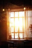 luz dorada a través de la ventana dentro de la habitación por la mañana. diseño de la casa hommie. foto