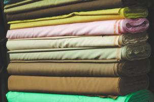 rollos de algodón de tela de colores en material de fabricación de la industria de tiendas textiles.