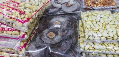 paquetes de frutas, nueces y semillas comida callejera tailandesa bangkok tailandia. foto