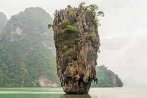 james bond island tailandia. bahía de phang-nga bahía de phang-nga. foto