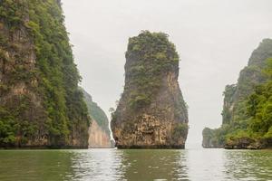 isla de james bond en la bahía de phan nga, tailandia. isla falsa foto