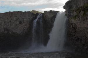 cascada de orkhon, una de las mejores vistas del centro de mongolia. foto