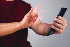 concepto de día de san valentín. la persona usa la mano para dar amor a través de un teléfono inteligente. forma de corazón en efecto visual. foto
