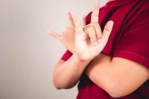 signo de amor propio. abrazarte a ti mismo y pensar en positivo. el hombre con camisa roja en primer plano medio. copiar espacio para mensajes, palabras y textos. foto