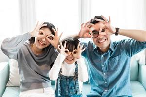 pequeño retrato familiar asiático en casa foto