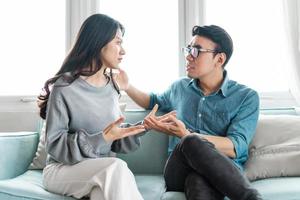 pareja asiática discutiendo en casa foto