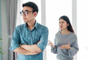 pareja asiática discutiendo en casa foto