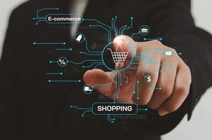 comercio electrónico compras en línea marketing digital concepto de tecnología de negocios en Internet en pantalla virtual. foto